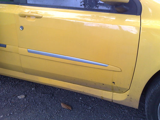 Foto da lateral de um Fiat Stillo com manchas de Pixe!